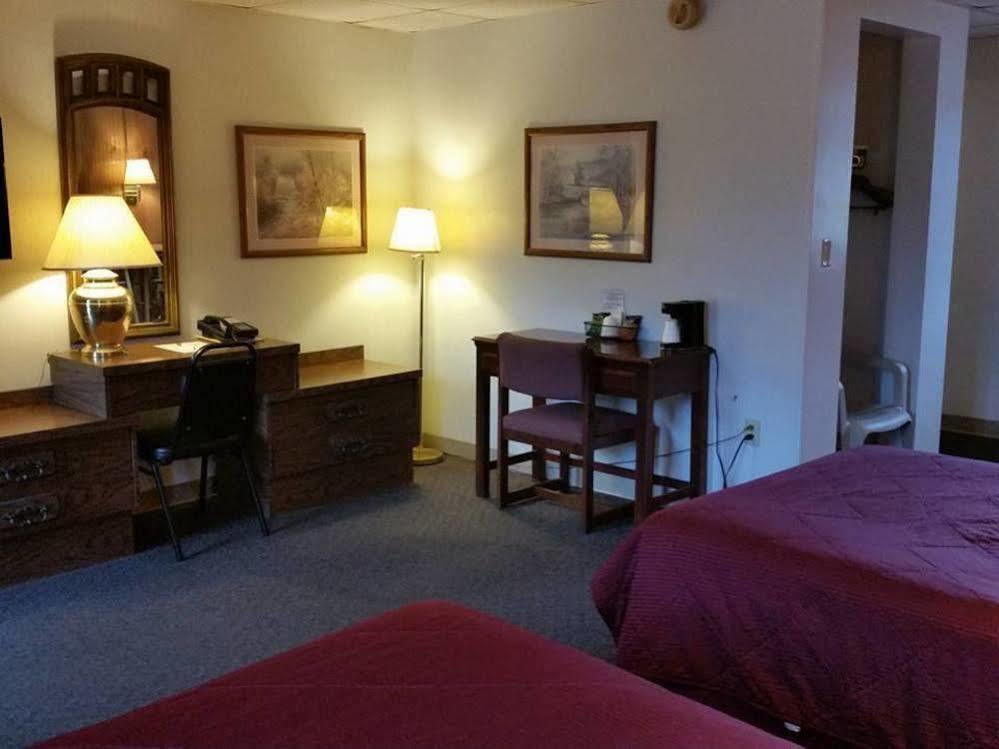 Rodeway Inn Harlan Bagian luar foto